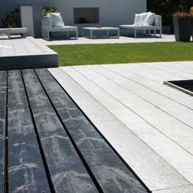 Terrasse i granit og sortolieret trae tegnet af havearkitekt Tor Haddeland