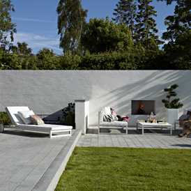 Lyse granitplank på terrasse designet af havearkitekt Tor Haddeland