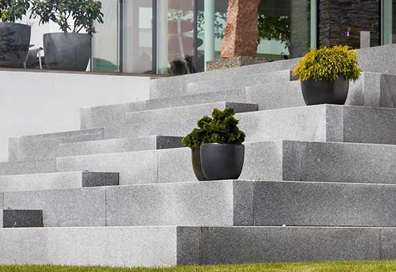 Amfitrappe i Lysefjorden granit designet af havearkitekt Tor Haddeland