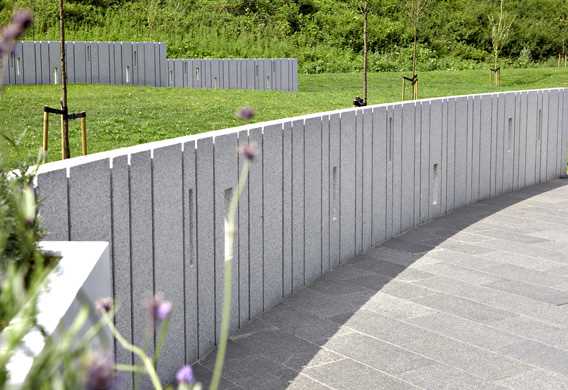 Haddeland Wall i lys granit designet af havearkitekt Tor Haddeland