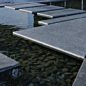 Trædesten i vand designet af havearkitekt Tor Haddeland