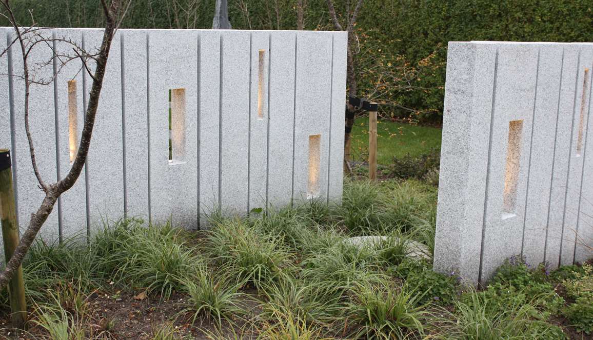 Lys granitmur designet af havearkitekt Tor Haddeland