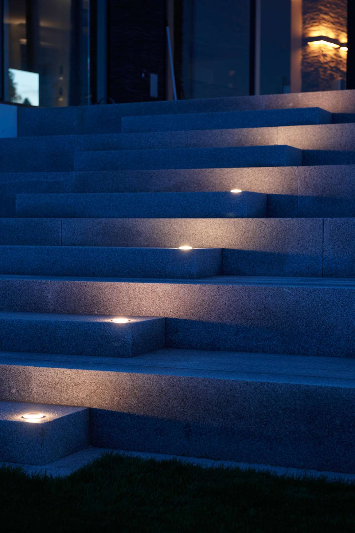 Granit trappe med uplights designet af havearkitekt Tor Haddeland