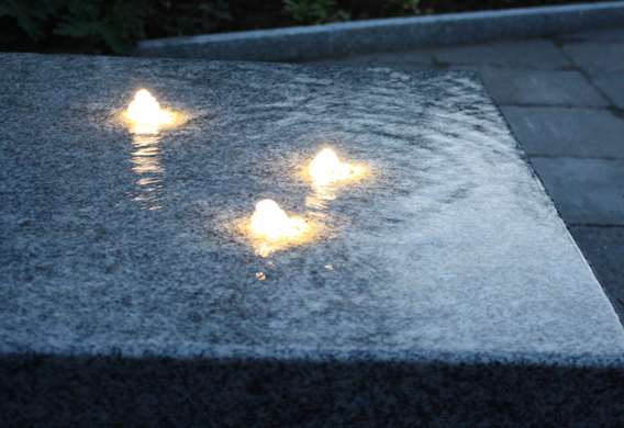 Vandsten i granit med belysning designet af havearkitekt Tor Haddeland