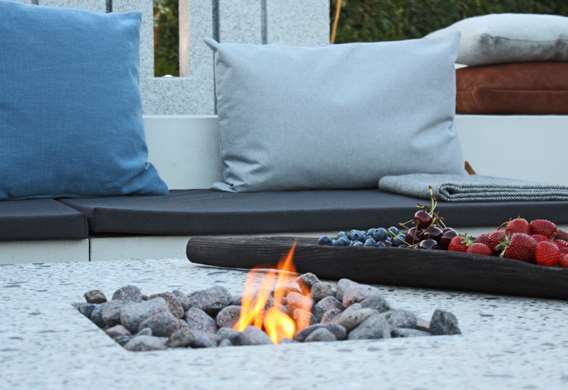 Loungebord i terrazzo med integreret gasbaal designet af havearkitekt Tor Haddeland