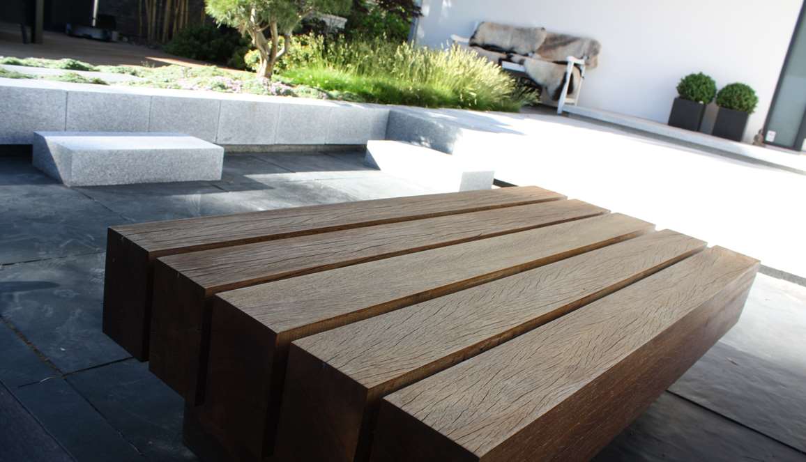 Loungebord i haardttrae designet af havearkitekt Tor Haddeland