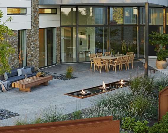 Terrasse med loungezone og spejlbassin designet af havearkitekt Tor Haddeland